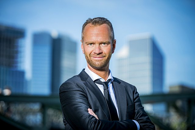 Das Kind in der Krokodilverkleidung erkennen
