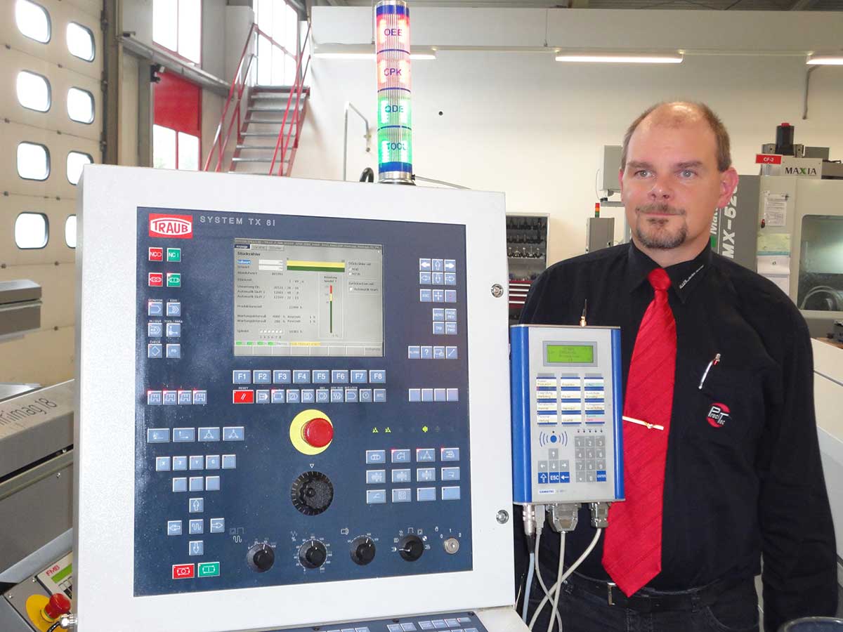 Qualitätsmanagement-Beauftragter Torsten Fizia an Dreh/Fräsautomat mit BDE/MDE-Terminal und Prozessampel (oben) von Gewatec: Über die Kombination BDE/MDE-Terminal/Prozessampel werden Vorgänge wie die Aufforderung zur nächsten Messung beim aktuellen Auftrag (SPC) oder anstehende Wartungen gesteuert. Ebenso erhält der Werker an der Prozessampel farblich dargestellte Informationen über die Produktivität seiner Maschine, beispielsweise über den OEE-Wert sowie über die aktuelle Qualität mittels des cpk-Wertes.