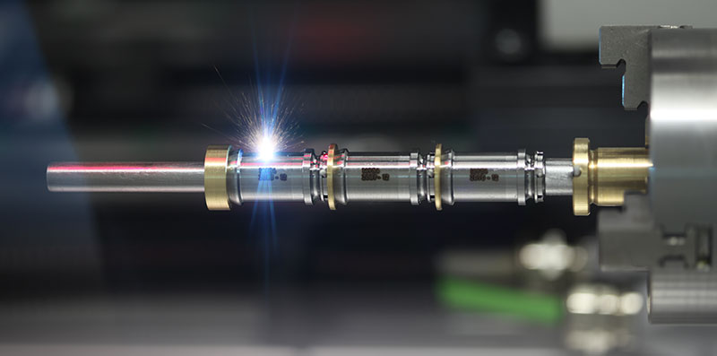 PreciTec bietet auch umfangreiche Nachbearbeitungen wie Wärmebehandlung, Montierung von Baugruppen, Laser- oder Barcodebeschriftungen. Im Bild: Laserbeschriftung eines Werkstücks.
