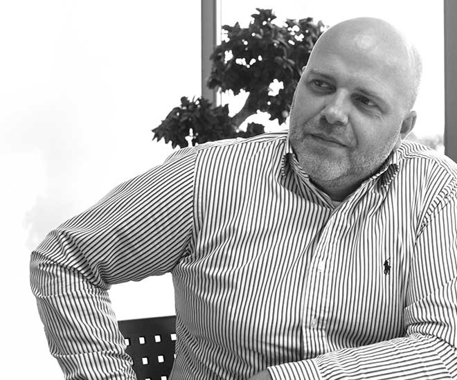 Frank Müller, ist seit 2009 Gesellschafter und Vorstand der AXSOS AG, einem Stuttgarter Unternehmen, das anwenderorientierte IT in den Kernbereichen IT-Sicherheit, IT-Infrastruktur und Individualentwicklung anbietet, die speziell auf die globalisierten Anforderungen des mittelständischen Kundenstamms zugeschnitten ist. Müller ist seit über 20 Jahren in der IT-Branche tätig und hat bereits in vielen Ländern weltweit gearbeitet.