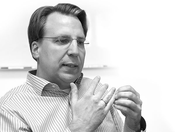 Prof. Dr. Christopher Rentrop ist an der HTWG Konstanz als Direktor des kips tätig. Seine Forschungsschwerpunkte sind strategisches IT-Management, IT-Governance sowie Schatten-IT. Vor seiner Tätigkeit an der HTWG war er in verschiedenen Funktionen im Controlling tätig. Professor Rentrop hat Wirtschaftswissenschaft an der Universität Duisburg-Essen studiert.