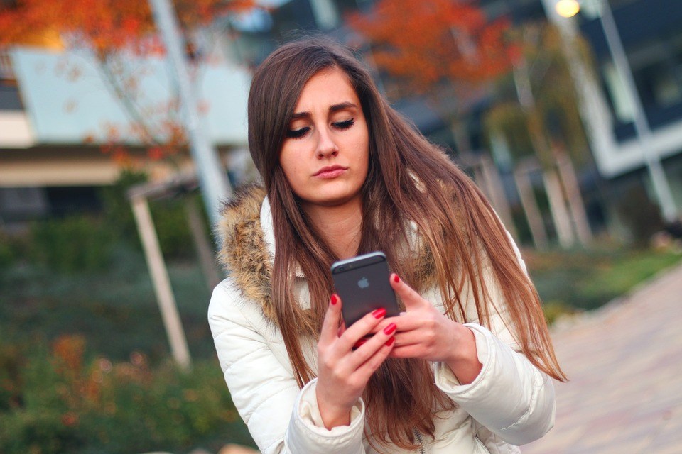 foto cc0 pixabay jeshoots frau smartphone