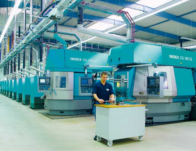 Die Arbeitsplätze genügen höchsten Sauberkeitsanforderungen: Ölrückstände bei der umweltgerechten Reinigung und Späne werden recycelt, die Luft mit modernen Filteranlagen gereinigt und die dabei entstehende Restwärme zur Beheizung der Gebäude genutzt.