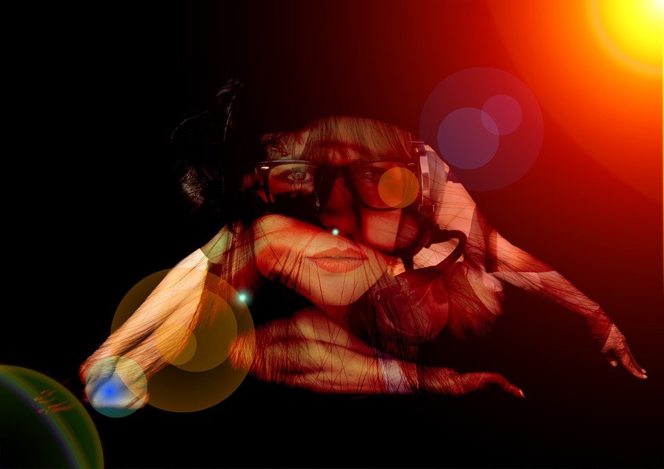 foto-cc0-pixabay-mikegi-frau-pose-collage