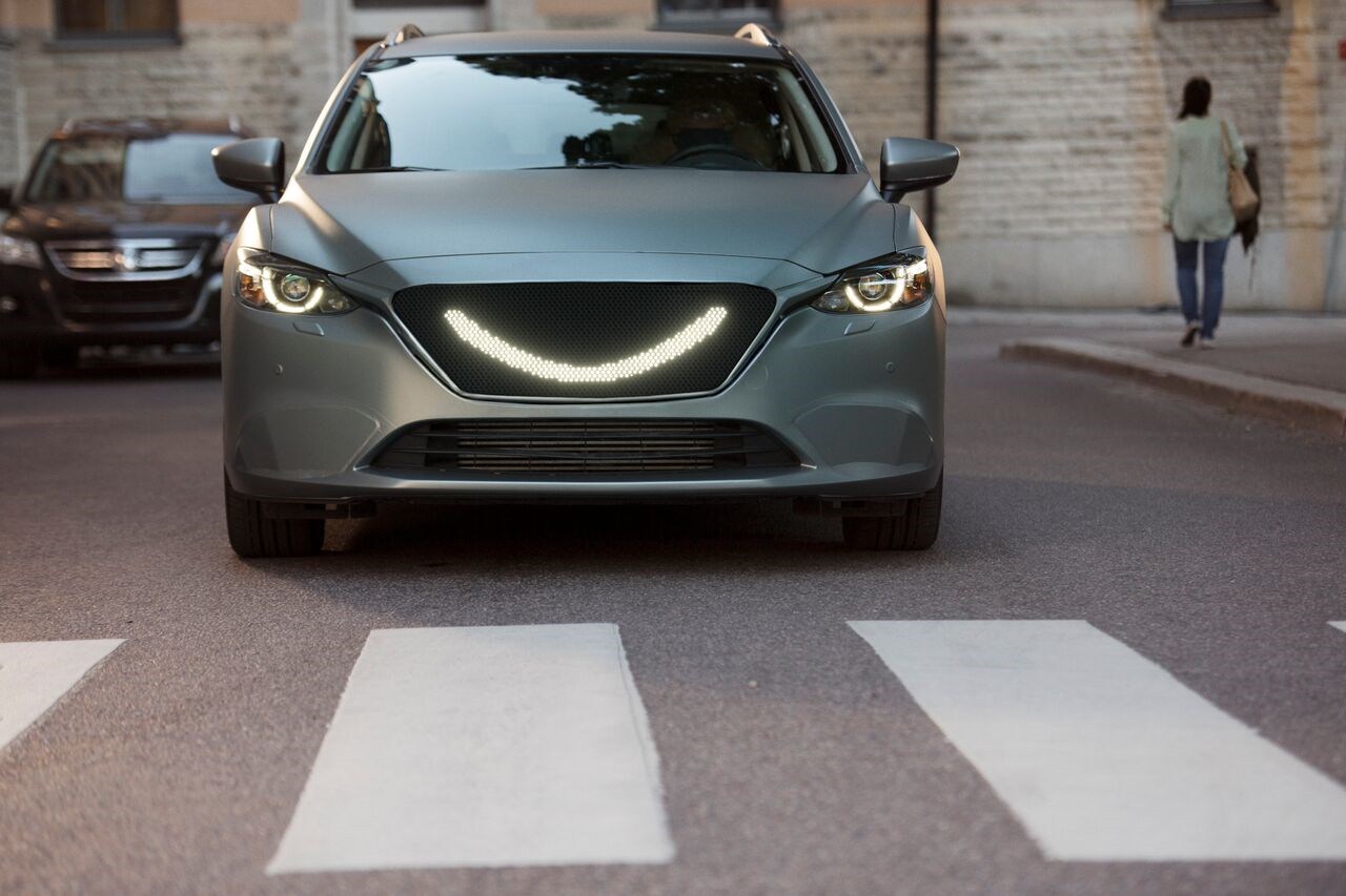 fotol-semcon-smiling-car-zebrastreifen