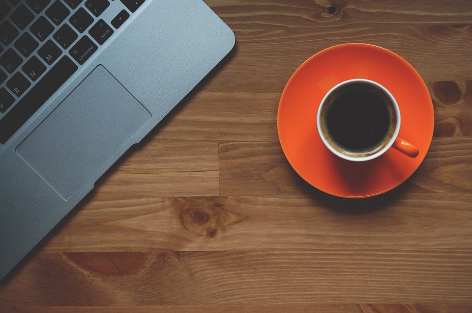 foto-cc0-pixabay-freephotocc-arbeitsplatz-kaffee