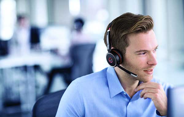 Headset: Eine aktive Geräuschunterdrückung mit integriertem Busylight, das rot leuchtet, wenn man nicht gestört werden möchte, reduziert Lärm und Unterbrechungen.