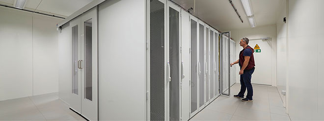 Aufgebaut sind die Container wie ein modernes Inhouse-Rechenzentrum. Eine Kaltgangeinhausung für die IT-Racks ermöglicht die energieeffiziente Klimatisierung der IT-Systeme.
