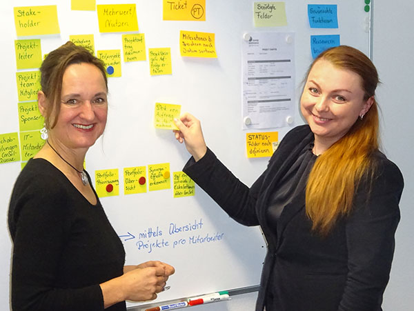 Abbildung 2: Sigrid Krug und Natalia Wagner konzipieren mögliche Anwendungsszenarien für Consol CM.