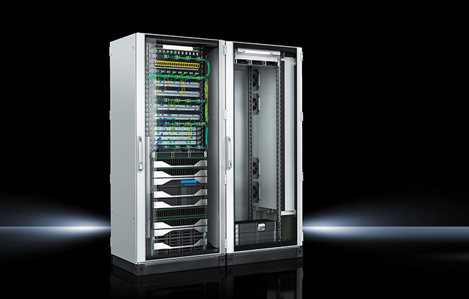 Time-to-Market: Das Rittal Edge Datacenter besteht aus zwei Rittal TS IT-Racks sowie auf den jeweiligen Einsatzzweck abgestimmten Modulen für Klimatisierung, Energieverteilung, USV, Brandschutz, Monitoring und Zugriffsschutz. Die schlüsselfertige, standardisierte Infrastruktur-Plattform ist um je zwei Racks erweiterbar. Damit werden Edge Datacenter für Smart Retail schnell und kostengünstig aufgebaut.