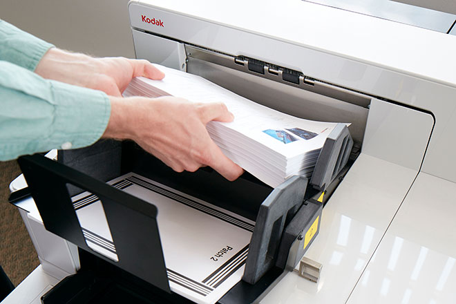 Überall dort, wo hohe Papiervolumen digitalisiert werden, ist die manuelle Vor- und Nachbereitung der Dokumente der größte Kostenfaktor. Die Optimierung dieser Prozesse ist entscheidend für die Senkung der Kosten, die Steigerung der Produktivität und die Verbesserung der SLA-Leistungskennzahlen. Genau für diese Herausforderungen bieten die Kodak i5650S und Kodak i5850S Hochleistungsscanner eine intelligente Sortierfunktion mit drei Ausgabefächern. Alaris Capture Pro ist eine moderne Erfassungslösung, die sich bequem in bestehende IT-Landschaften einbinden lässt.